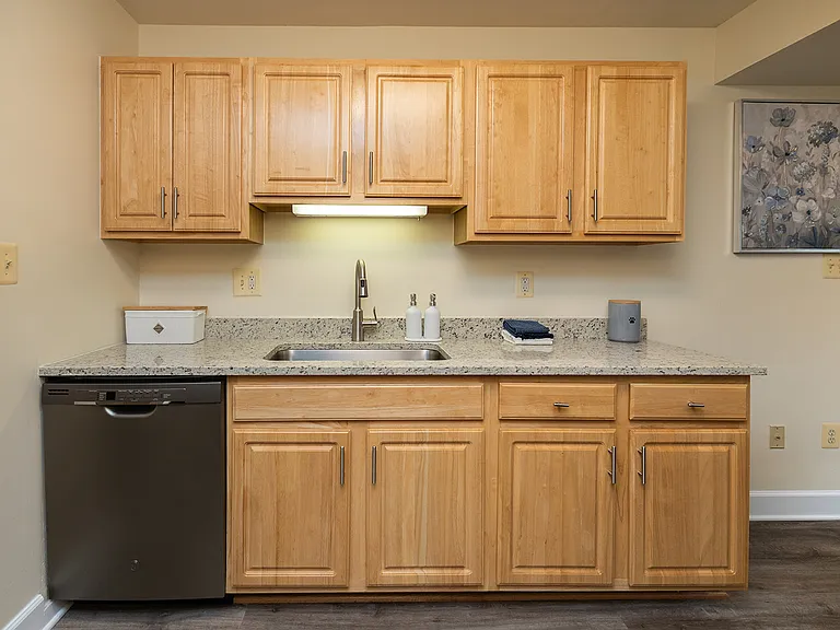 Ivy Hall Apartments — Photo 36