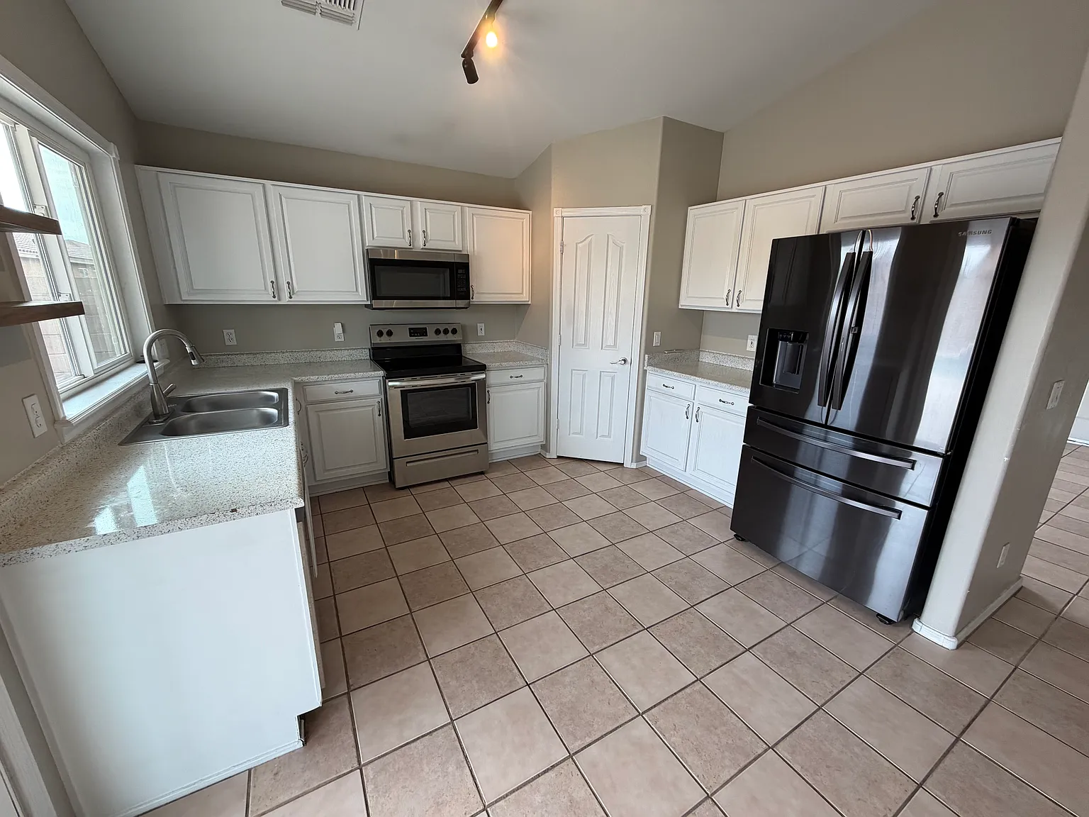 3 bed, 1089 sqft, $2,300 — Photo 4