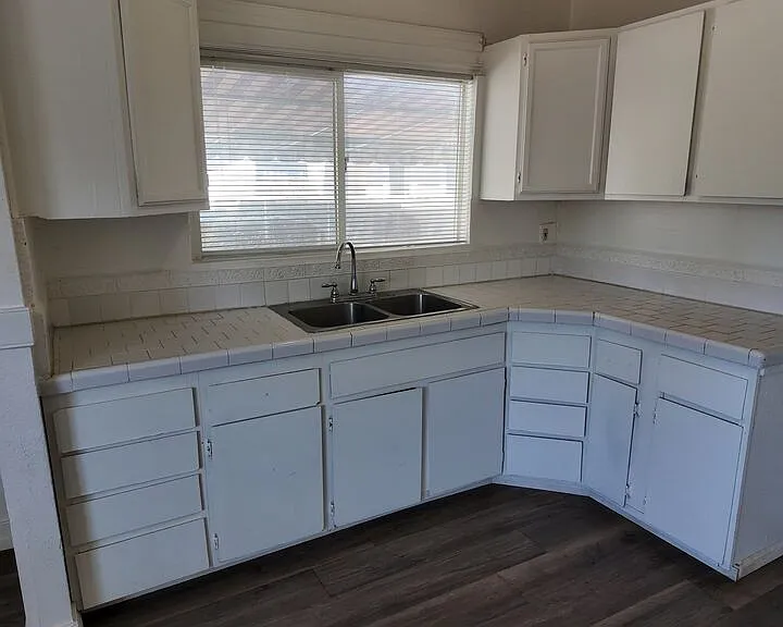 2416 Chester Ln — Photo 10