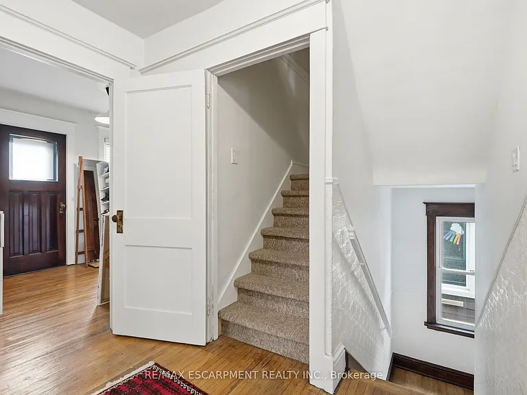 37 Connaught Ave S — Photo 28