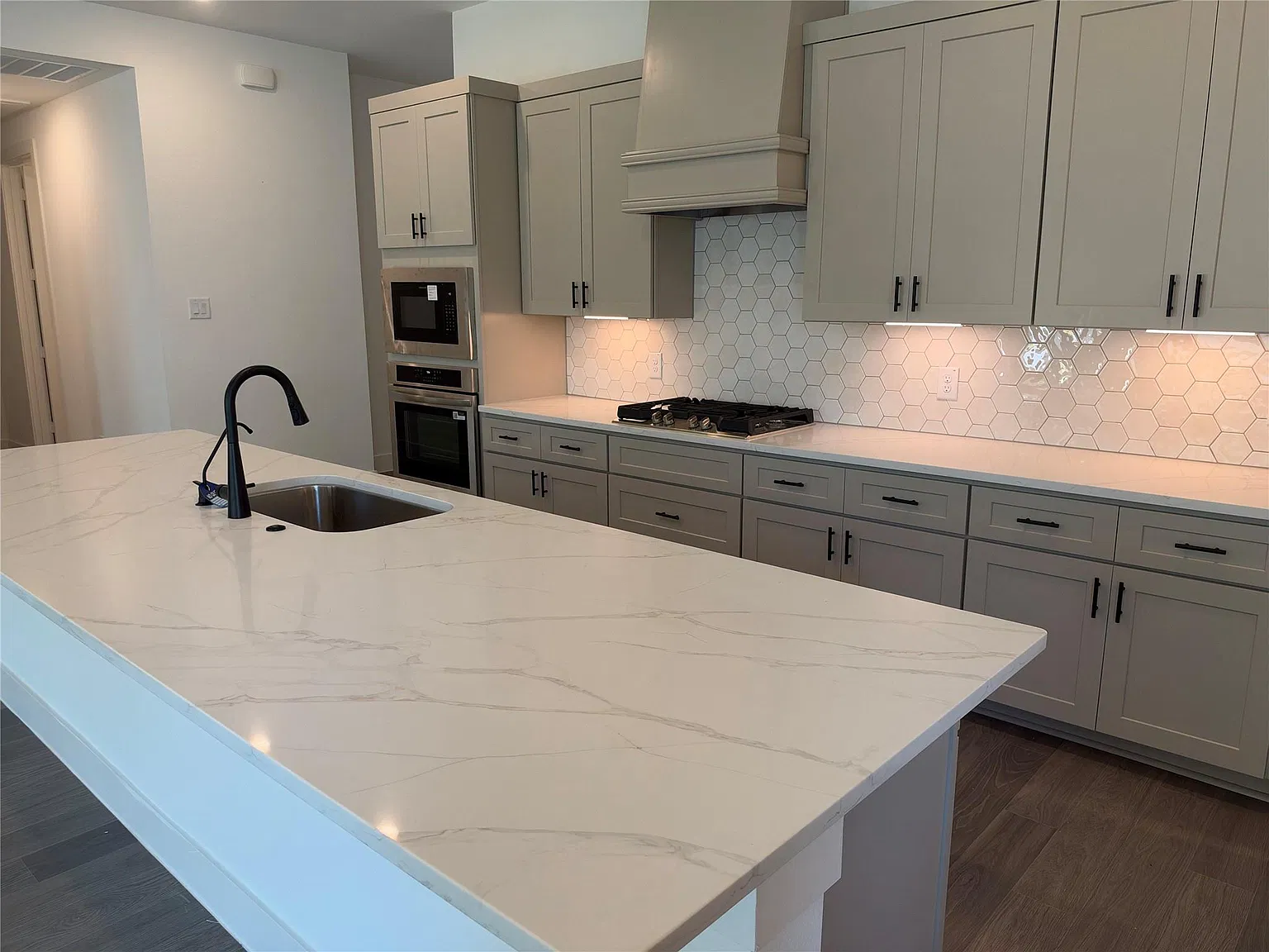 4 bed, 3.0 bath, 2621 sqft, $3,200 — Photo 2