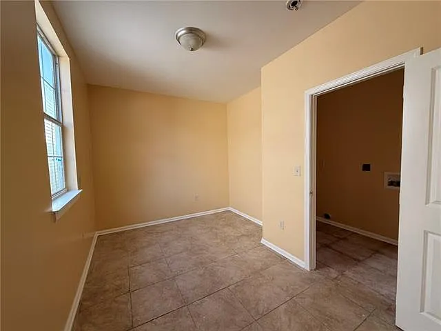 2712 Lasalle St — Photo 9