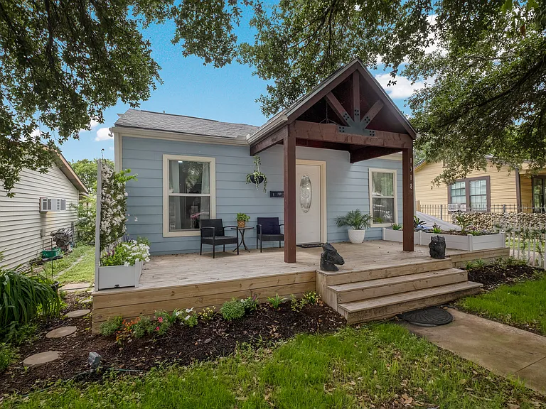 1318 Edison Dr — Photo 1