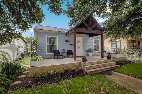 1318 Edison Dr Photo 1