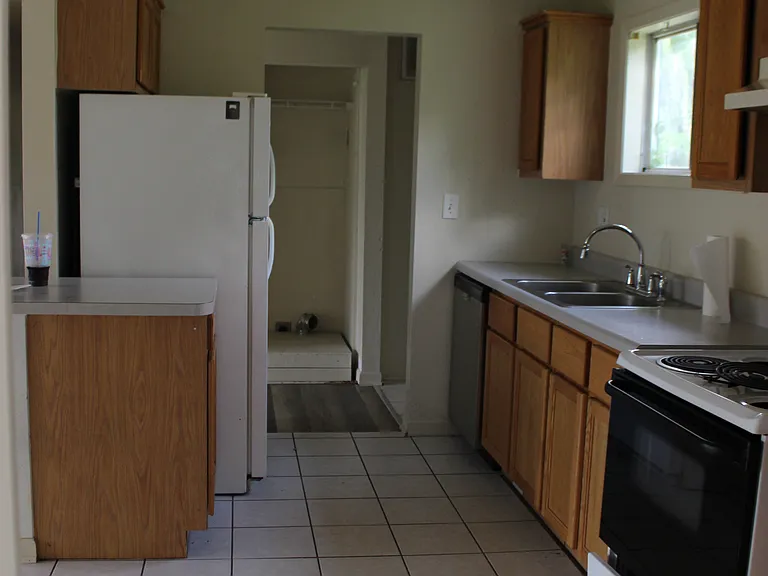 1040 N Lincoln St — Photo 2