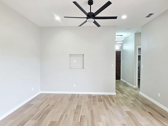 5th image of 104 Gillian Dr