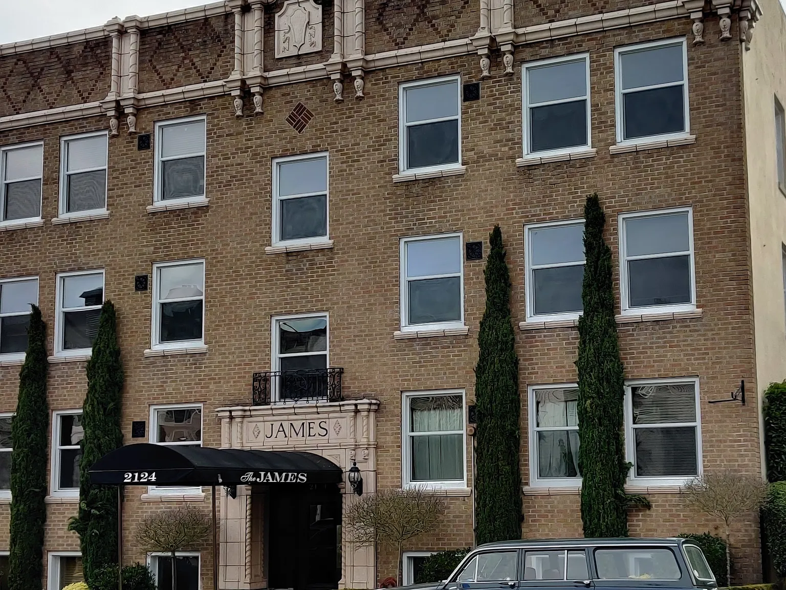 The James Apartments — Photo 2