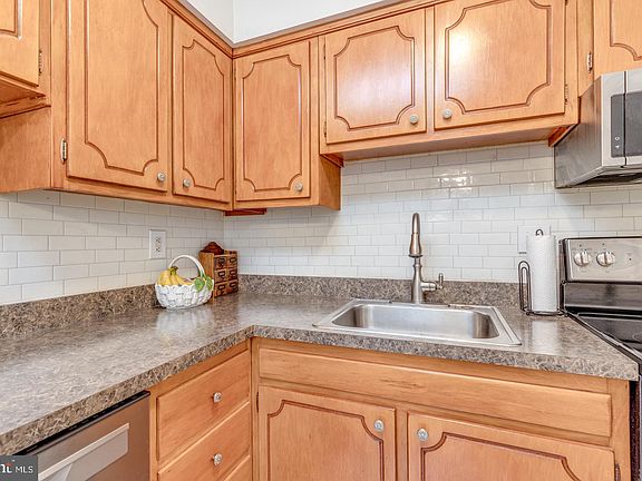 5th image of 340 Woodlawn Ter APT F5