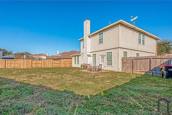 4 bed, 2416 sqft, $2,000 — Photo 2