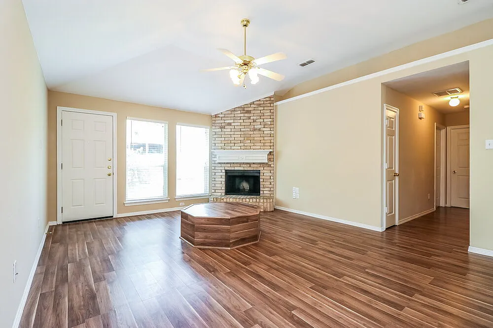 3 bed, 2.0 bath, 1746 sqft, $2,675 — Photo 2