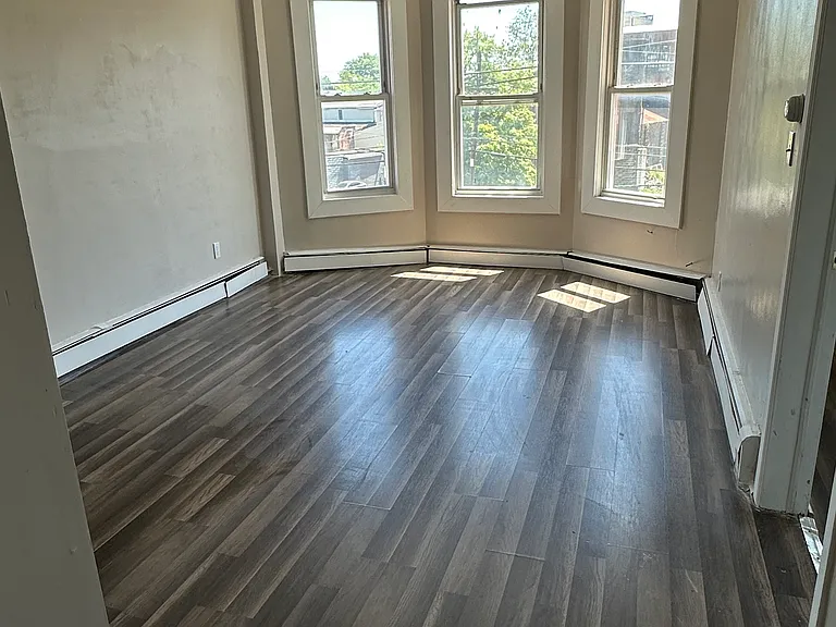 144 N 8th St #1 — Photo 4