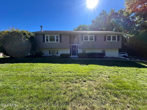 304 Grooms Road, Halfmoon, NY 12065
