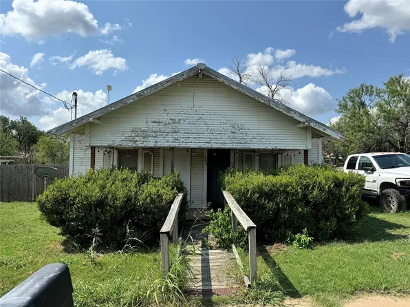 308 E 4th St, Coleman, TX 76834