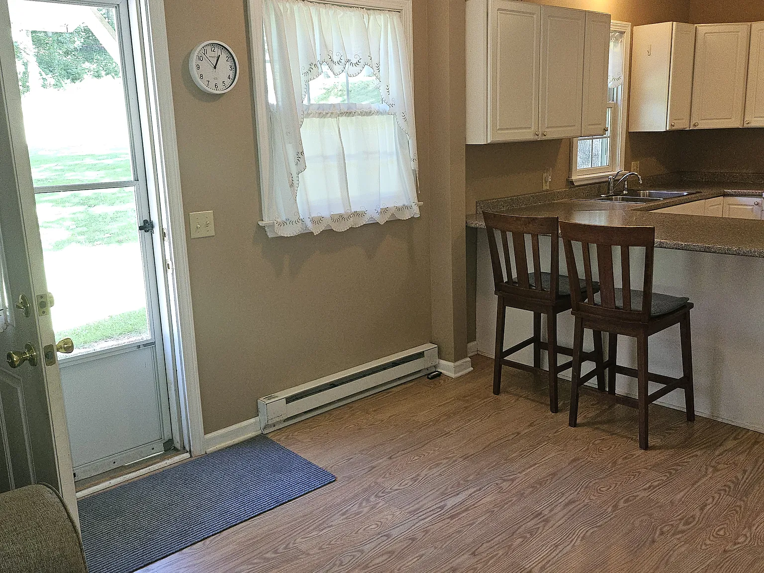 1 bed, 450 sqft, $1,300 — Photo 3