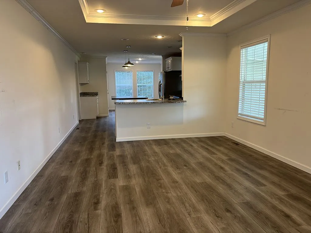 3 bed, 2.0 bath, 1393 sqft, $1,399 — Photo 2