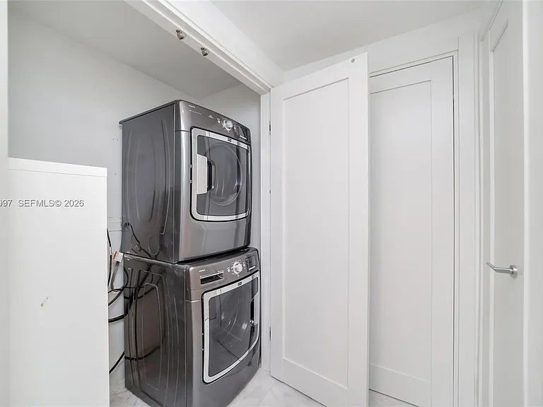 1316 N Venetian Way — Photo 38