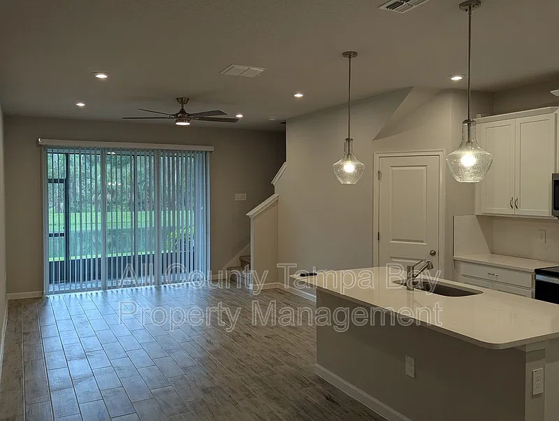 3 bed, 2.5 bath, 1667 sqft, $2,395 — Photo 4