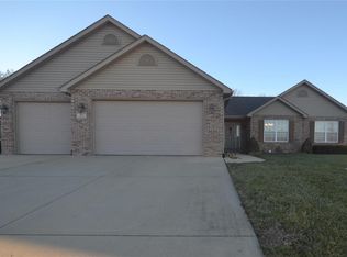 513 Fieldview Dr, Smithton, IL 62285