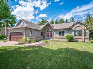 12190 W White Oak Dr, Greenfield, WI 53228
