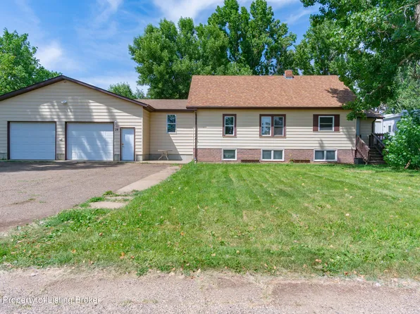 28 3rd St W, Taylor, ND 58656