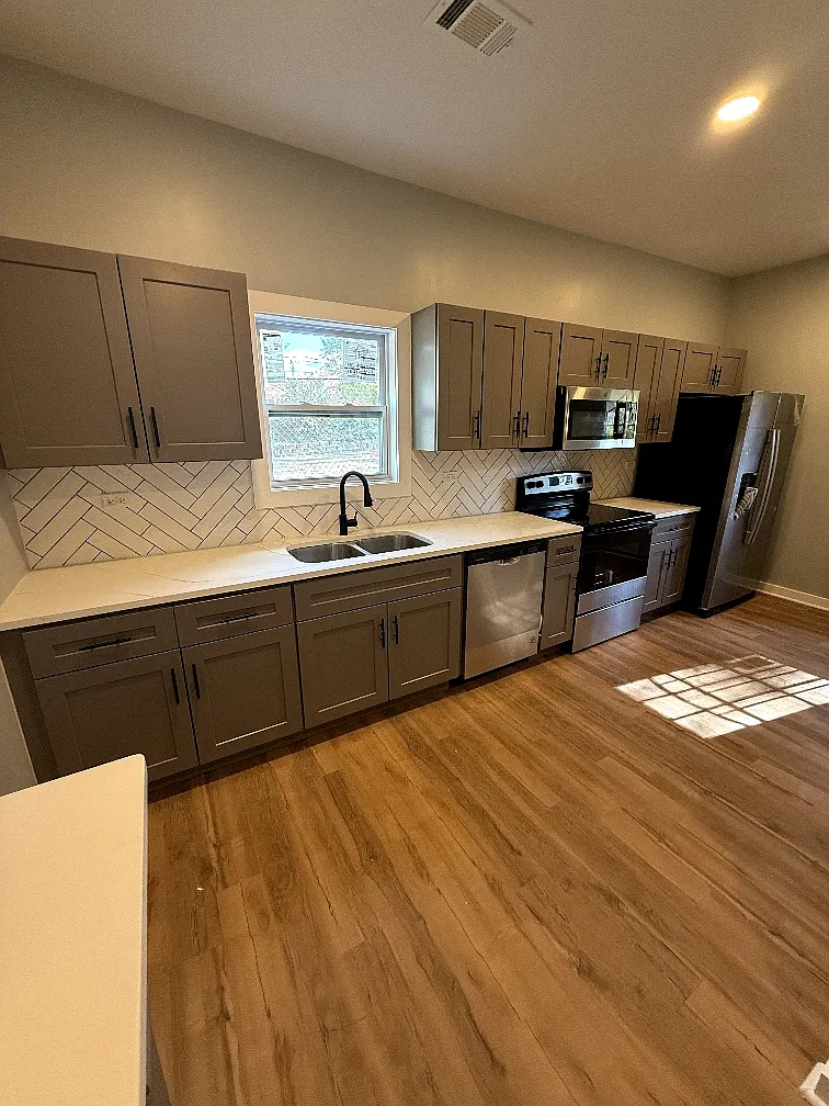 5 bed, 3.5 bath, 2066 sqft, $975 — Photo 3