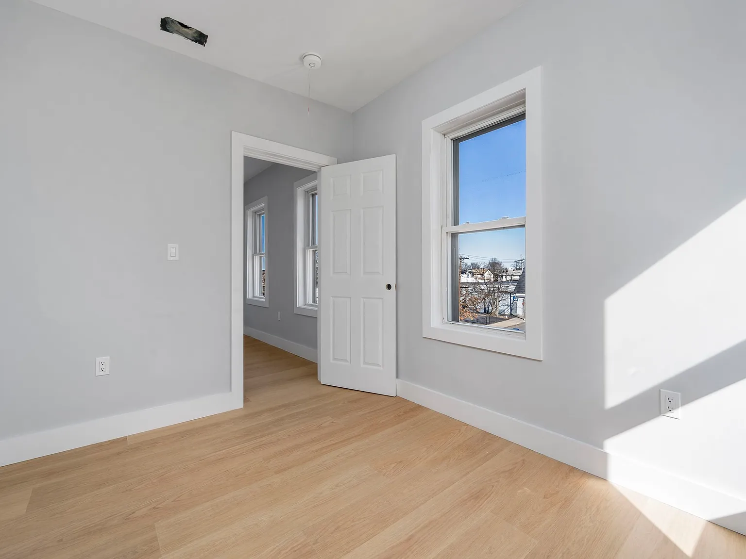 3 bed, 900 sqft, $3,100 — Photo 4