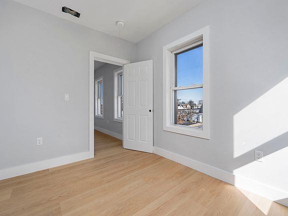 4th image of 566 Shirley St #4