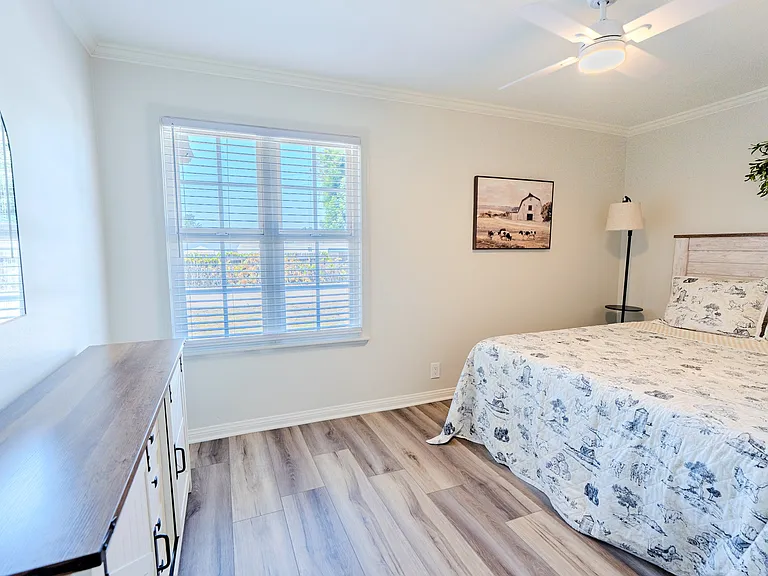 4475 Barnard St — Photo 42