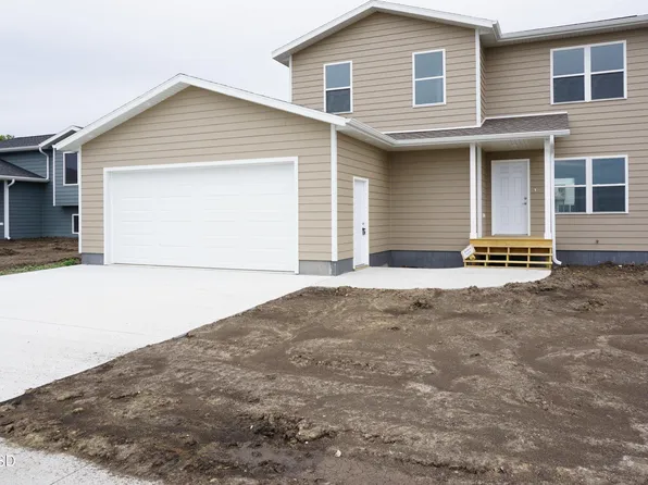 27 26th St SW, Watertown, SD 57201