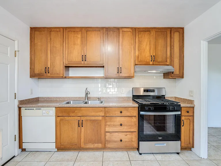 1120 E Waverly St — Photo 16