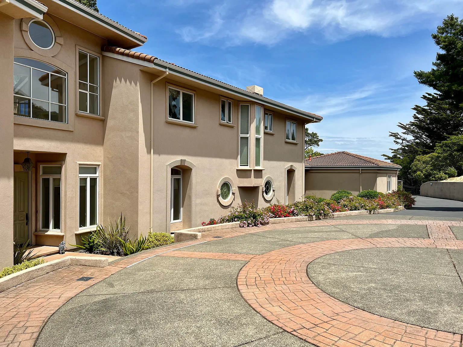 6 bed, 5.5 bath, 5769 sqft, $20,000 — Photo 2