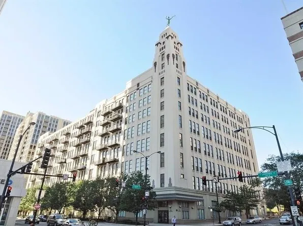 758 N Larrabee St APT 821, Chicago, IL 60654