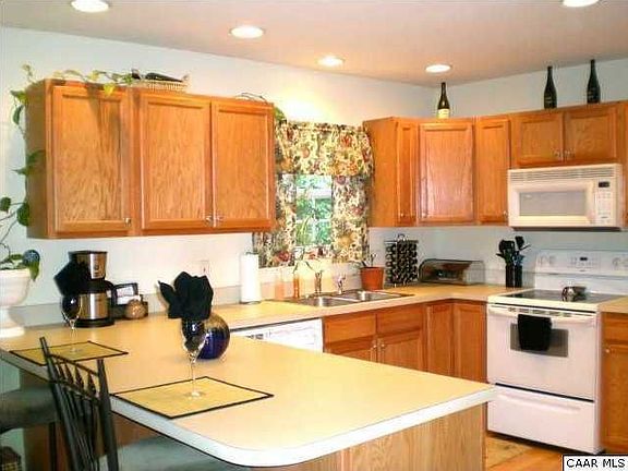 Breakfast bar & kitchen