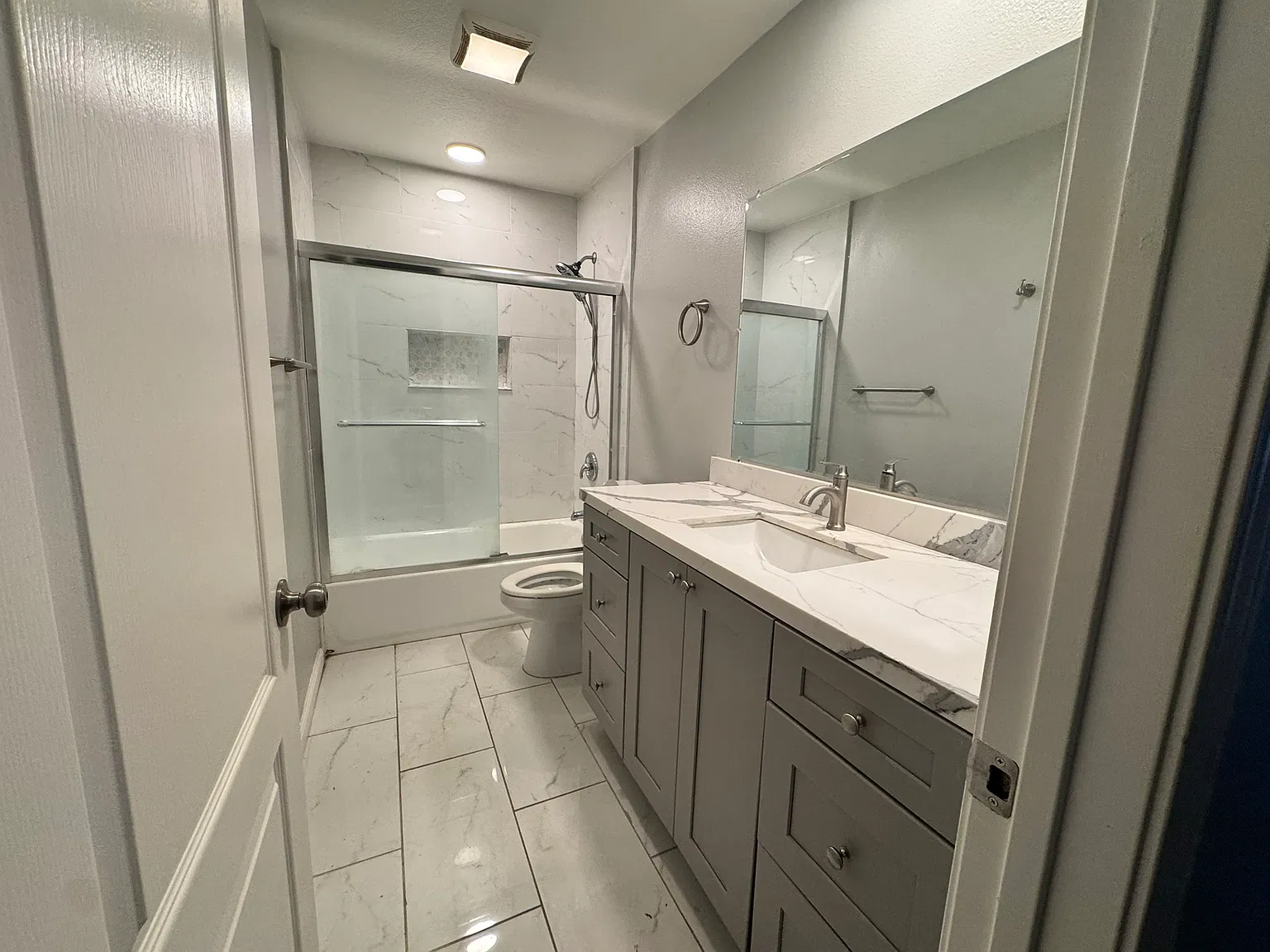 3 bed, 2.5 bath, 1529 sqft, $3,900 — Photo 3