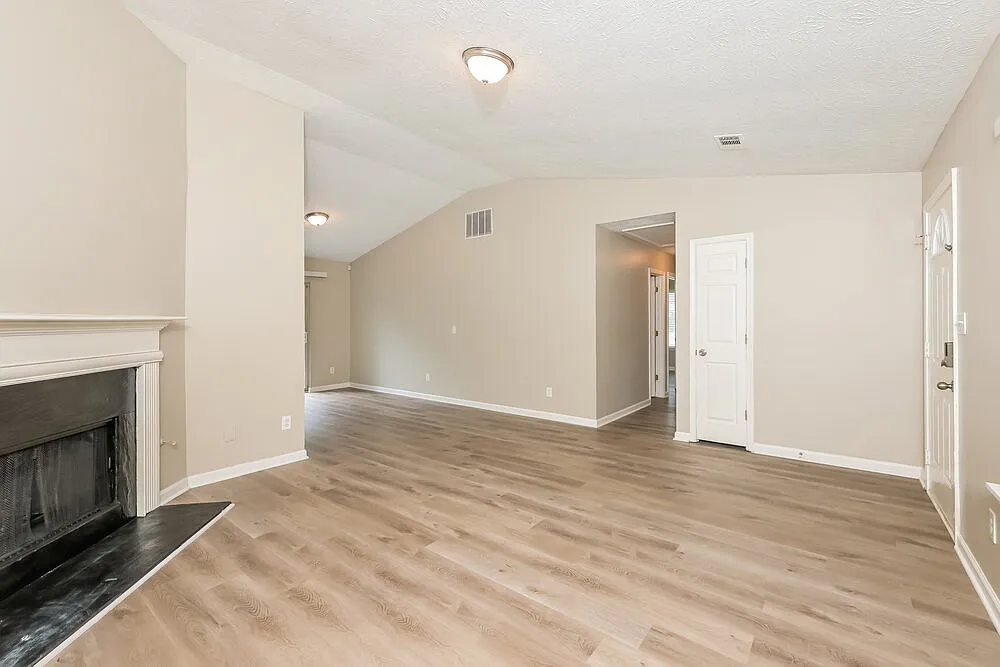 3 bed, 2.0 bath, 1330 sqft, $2,440 — Photo 3