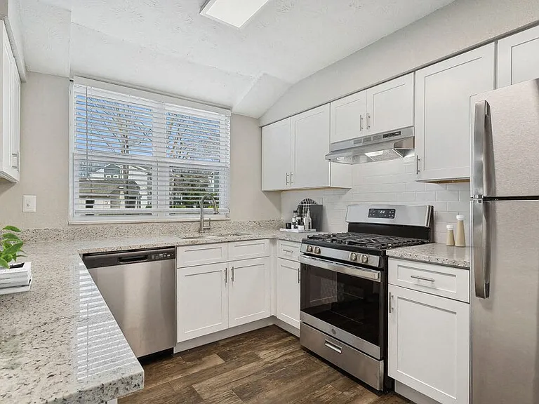 Edgewater at Sandy Springs — Photo 11