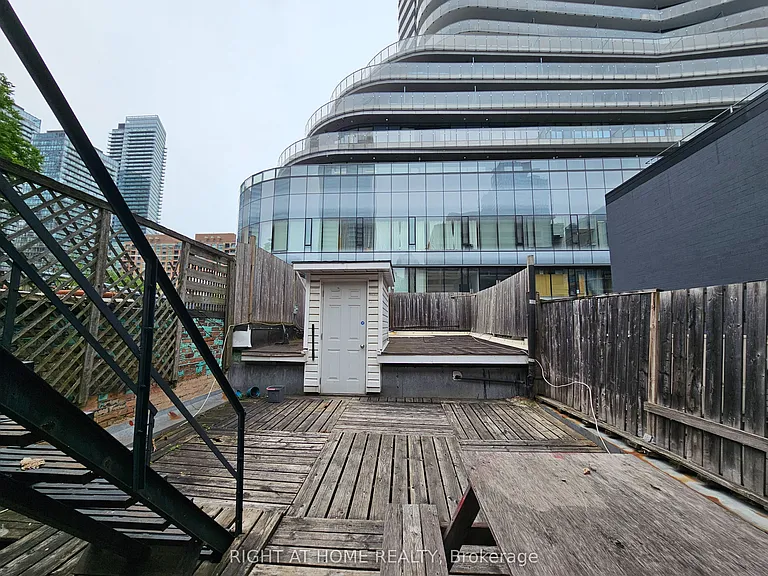 550 Yonge St #2F — Photo 23