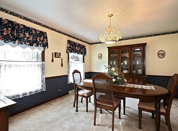 4th image of 30 Bellingham Ln #235