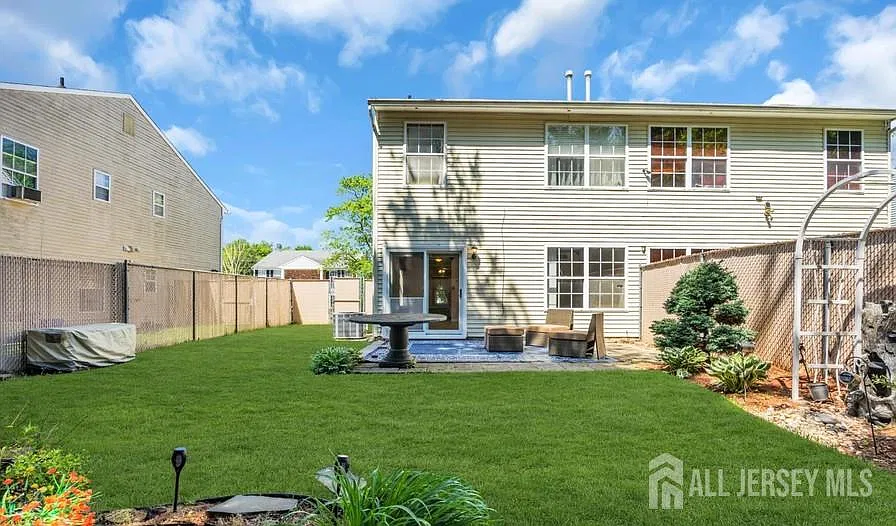 3 bed, 3.5 bath, 1700 sqft, $3,250 — Photo 2