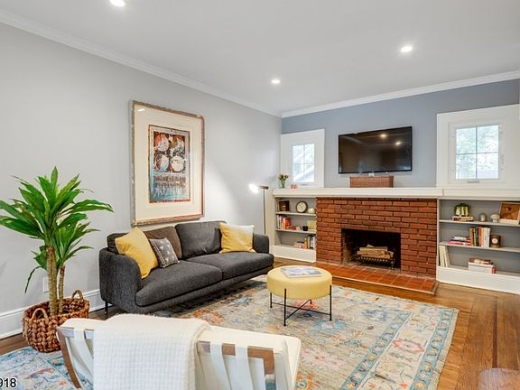 5th image of 206 Lenox Ave