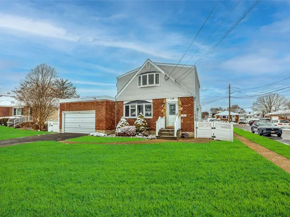 32 Sherman Avenue, Bethpage, NY 11714