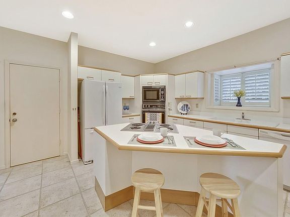 2nd image of 100 Chinaberry Ln #17