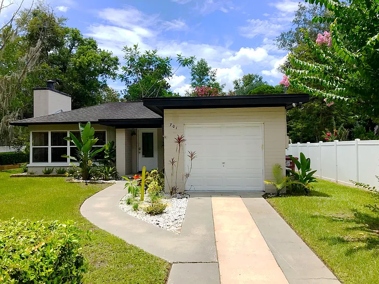701 Mayfair Cir — Photo 1