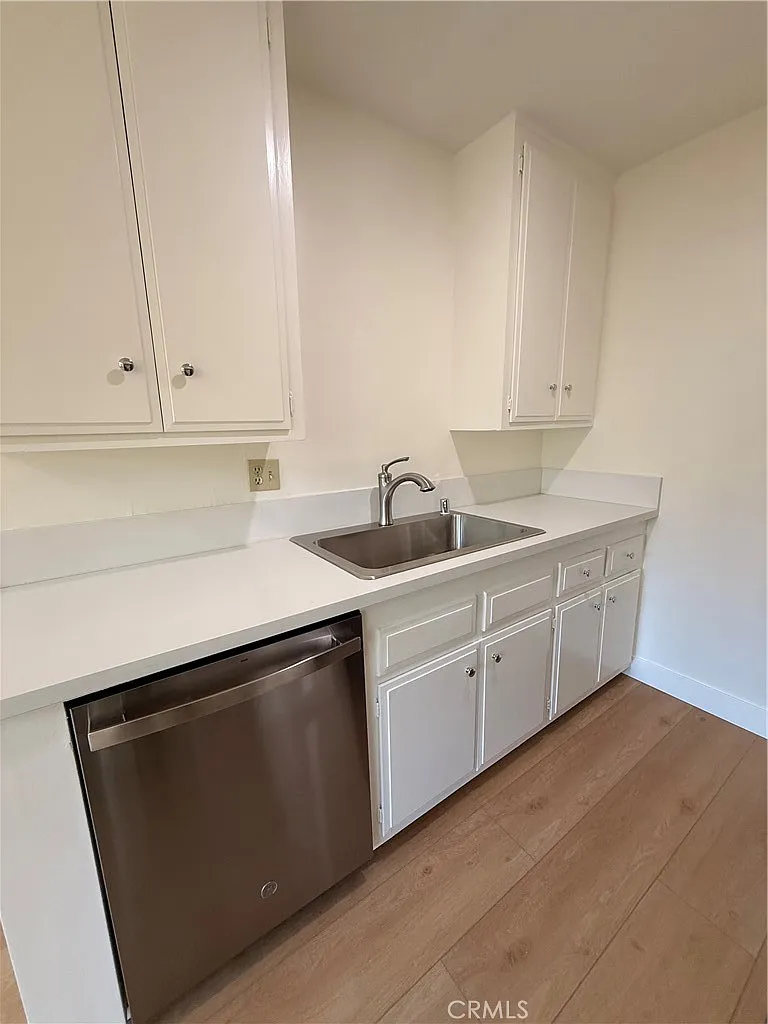 2 bed, 750 sqft, $3,490 — Photo 2