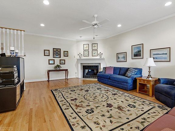 5th image of 229 Price St