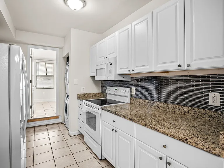 235 S Highland Ave — Photo 6