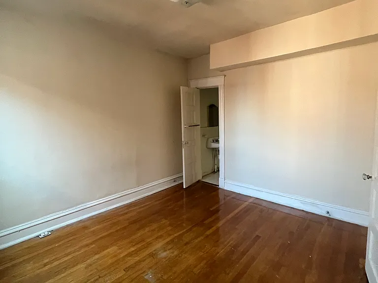 West Grace Apts — Photo 22