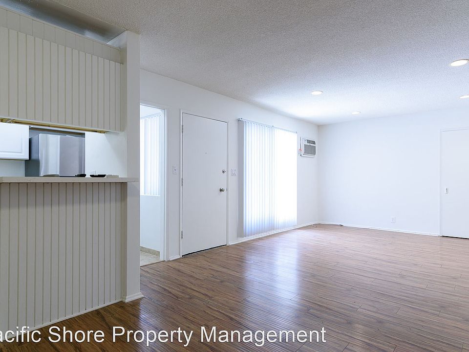 1st image of 868 W Knoll Dr #2
