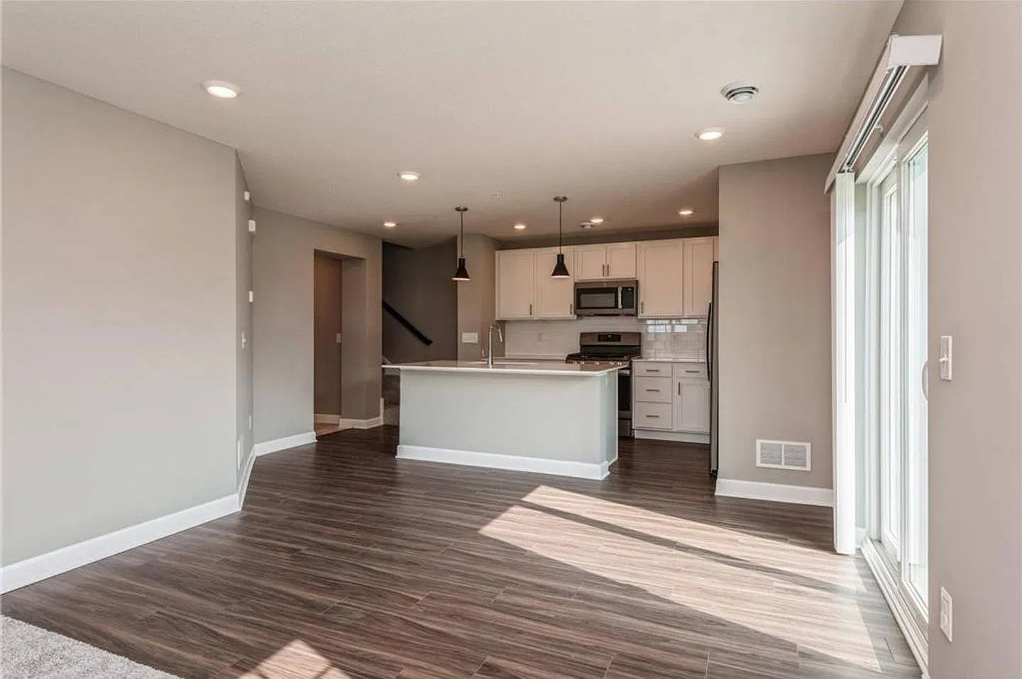3 bed, 3.0 bath, 1800 sqft, $2,300 — Photo 1