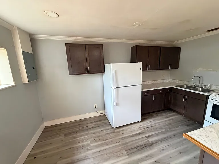 323 Washington Ave — Photo 3